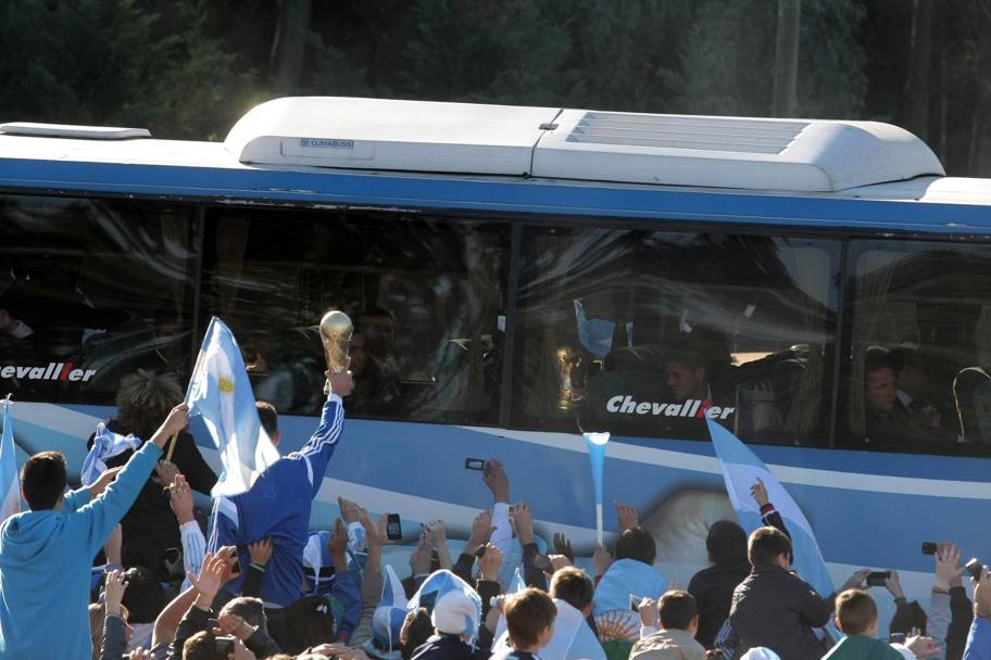 Il pullman della nazionale argentina arriva nello scalo fra due ali di folla. Ansa